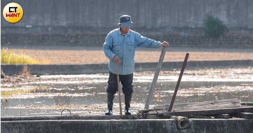 佃農老李(圖)反批自己合法取得耕作權已獲得公所、行政法院雙雙認證,直斥地主不尊重司法判決。(圖/黃耀徵攝)
