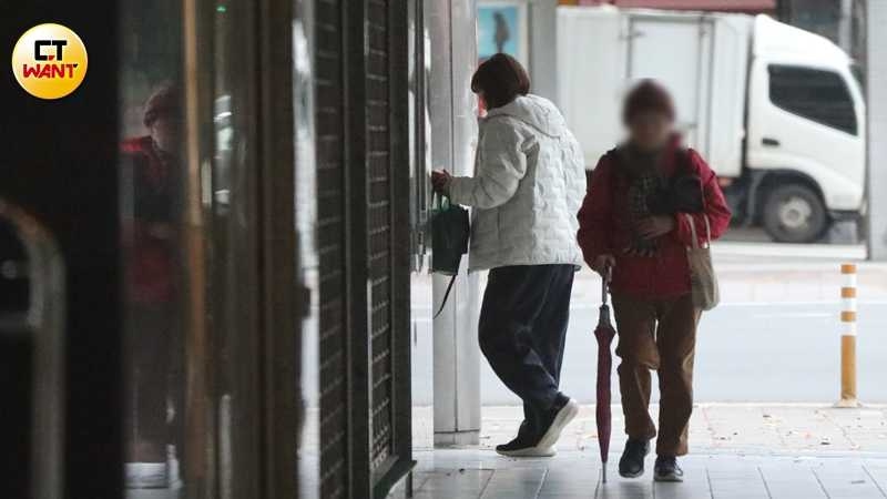 手拿咖啡的的Selina應該是前往她常去的健身房運動。（圖／本刊攝影組）