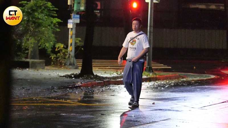 隔日凌晨小徐再度走出社區去牽車，此時他身上僅穿著短袖上衣，相當耐寒。（圖／本刊攝影組）