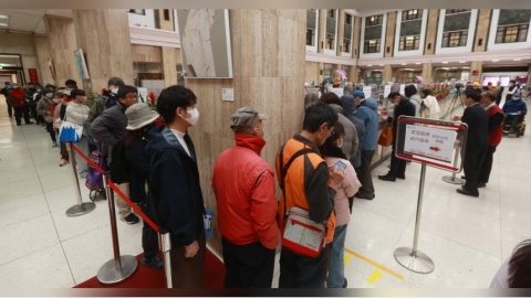 春節換新鈔銀行湧人潮!ATM沒人遭酸「台灣人愛排隊」 網友曝關鍵原因