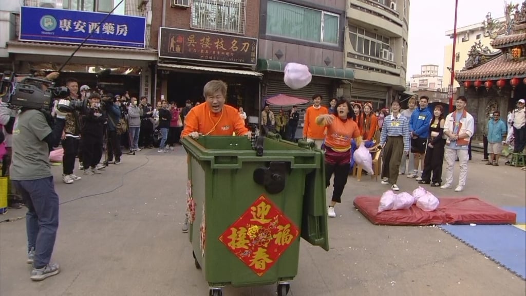 胡瓜錄影猛追垃圾車！竟遭爆「三點全露」全員看傻 超荒謬場面曝