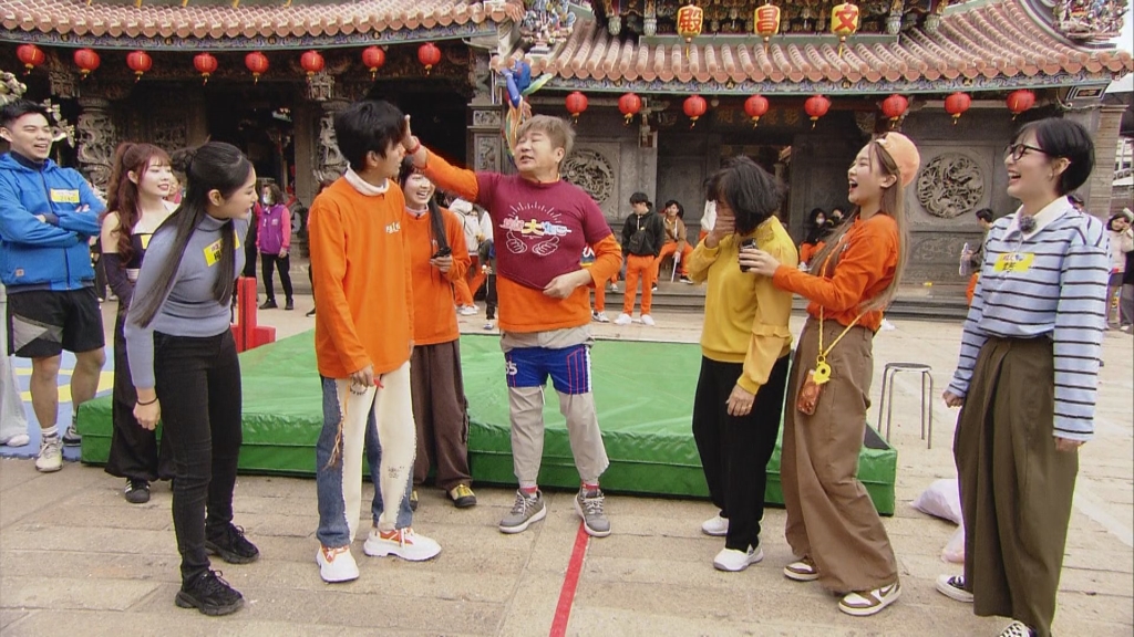 胡瓜錄影猛追垃圾車！竟遭爆「三點全露」全員看傻 超荒謬場面曝