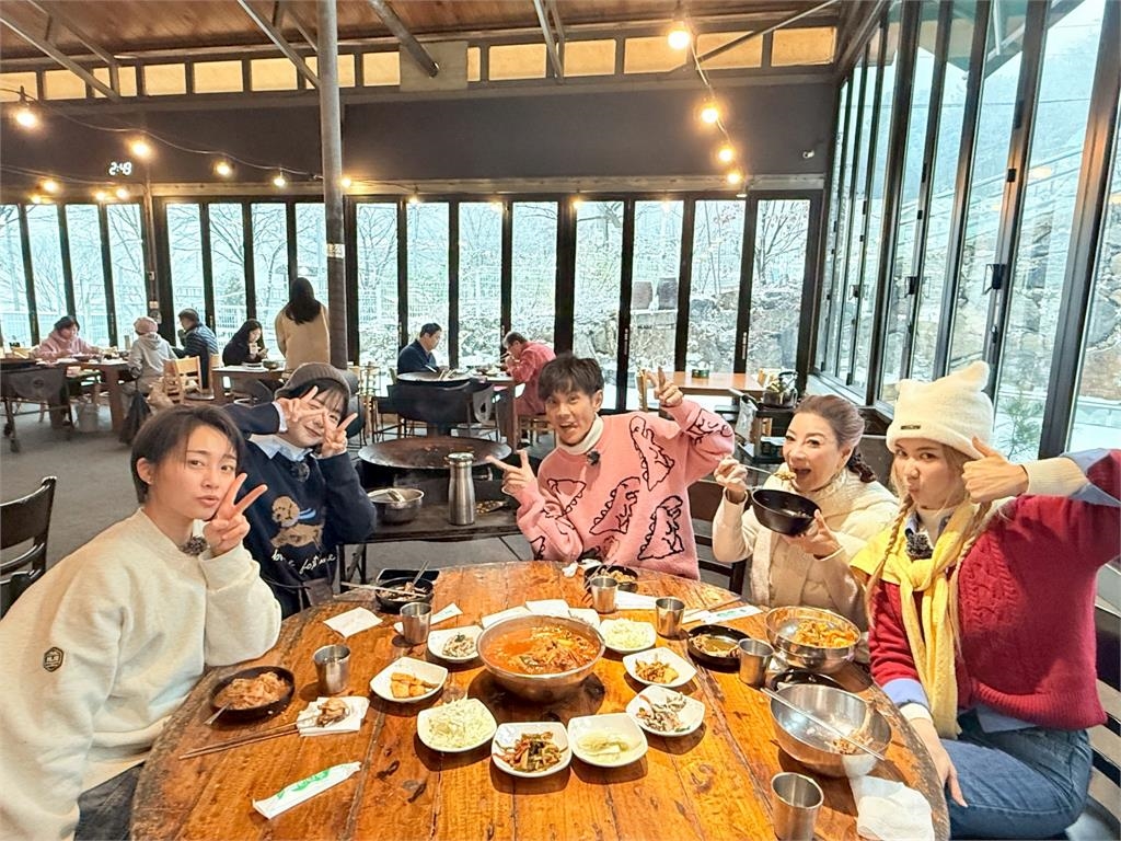 籃籃慘遭「踩臉按摩」痛到失聲！圓臉神奇變V臉