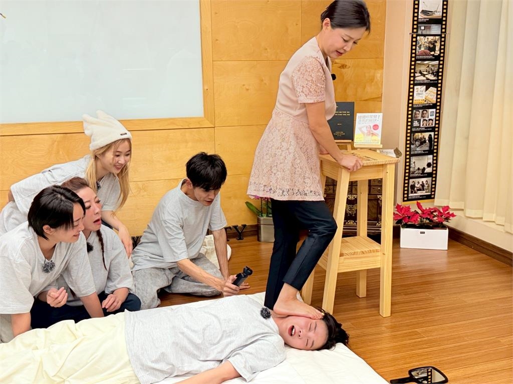 籃籃慘遭「踩臉按摩」痛到失聲！圓臉神奇變V臉