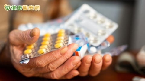 子女返鄉先助爸媽「藥箱大掃除」!醫籲:慢性病控制不能放年假