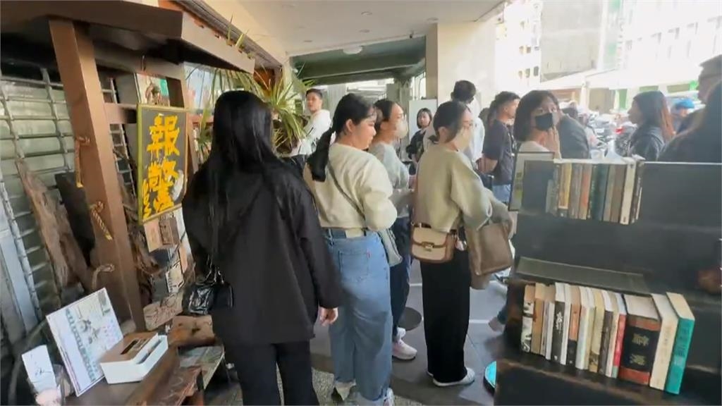 老字號茶行爆紅!顧客塞滿騎樓 隔壁店家擺物阻擋排隊