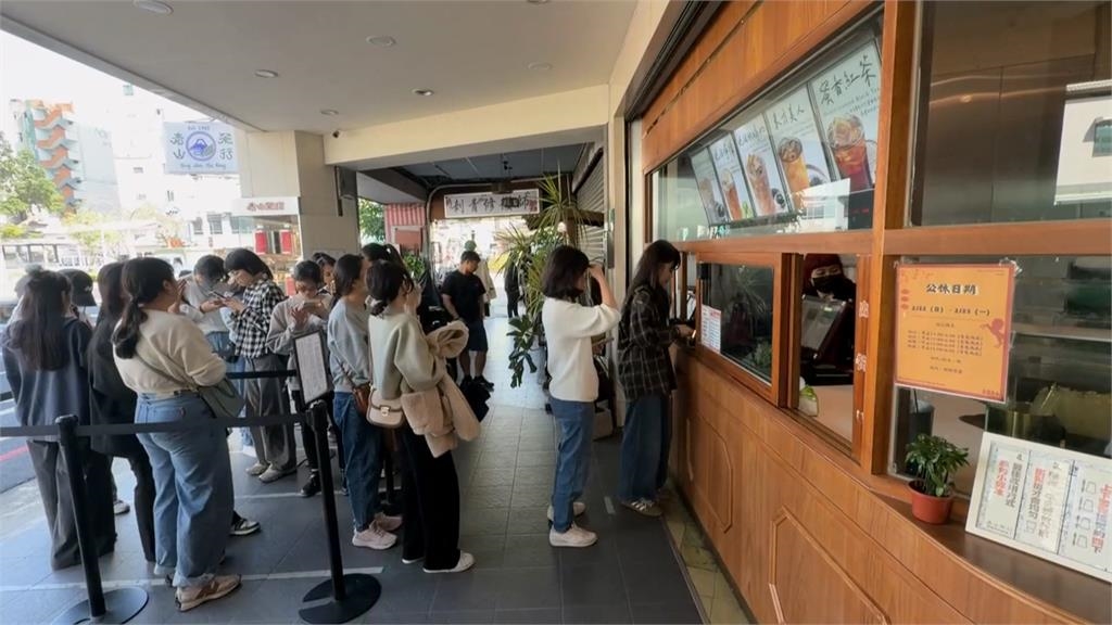 老字號茶行爆紅!顧客塞滿騎樓 隔壁店家擺物阻擋排隊