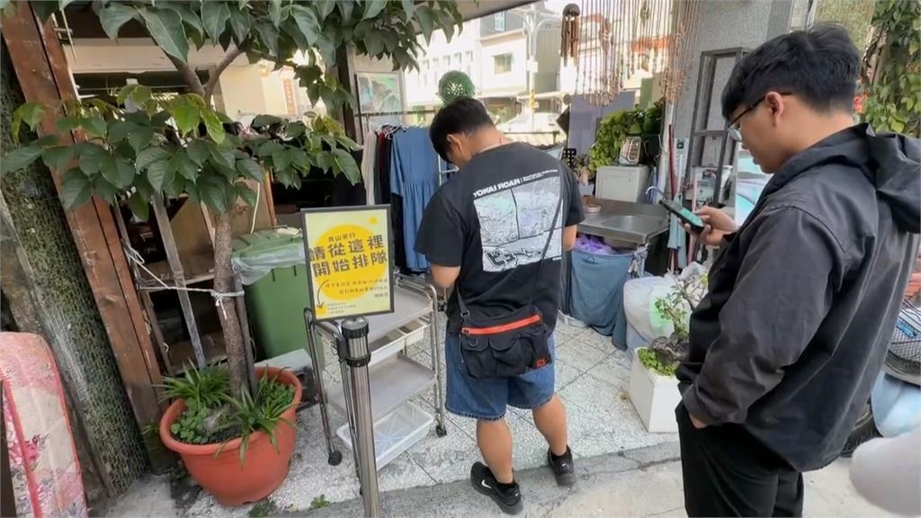 老字號茶行爆紅!顧客塞滿騎樓 隔壁店家擺物阻擋排隊