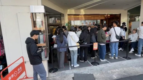 老字號茶行爆紅!顧客塞滿騎樓 隔壁店家擺物阻擋排隊