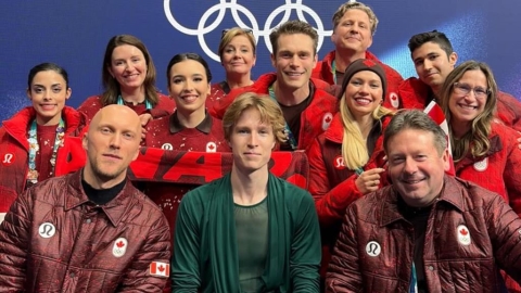 奧運史上最狂「分身術」！教練「1人帶13國」 15分鐘換一次隊服全場看呆