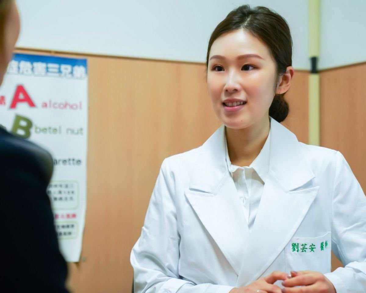 圖/劉芸安醫師觀察到,過年原本是家人團聚、話家常的時刻,卻常見長輩與子女各自滑手機,互動被螢幕取代。(台北慈濟醫院提供)