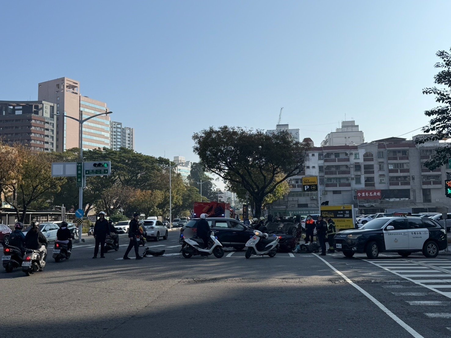 又是左轉不讓！兩車對撞「四輪朝天」 待轉區騎士衰被掃到