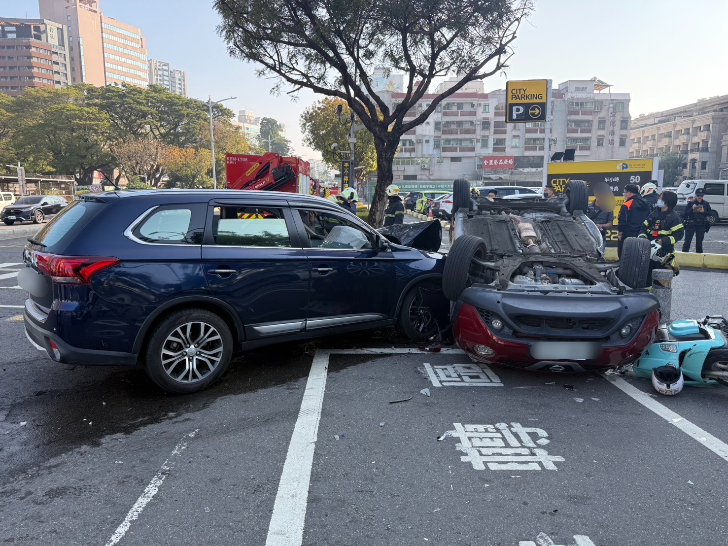 又是左轉不讓！兩車對撞「四輪朝天」 待轉區騎士衰被掃到