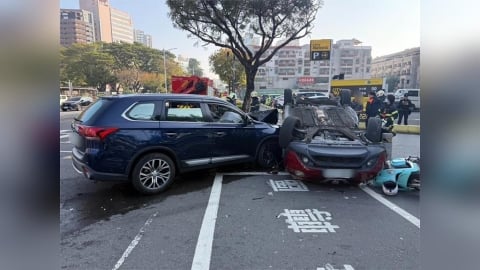 又是左轉不讓！兩車對撞「四輪朝天」 待轉區騎士衰被掃到