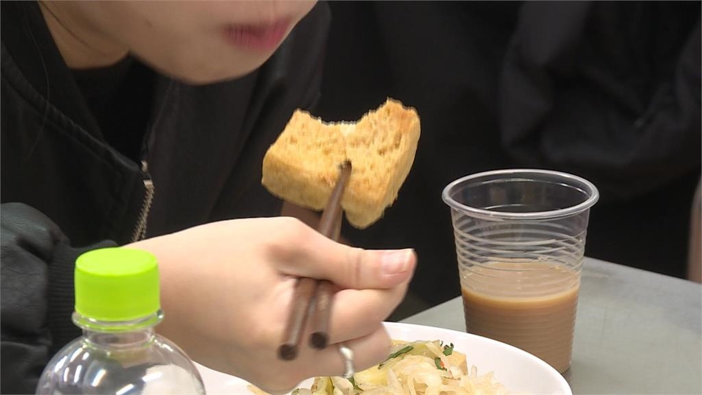 臭豆腐味逼瘋鄰居「拔光頭髮」！名店吞「58.5萬元罰單」環保局：定期稽查