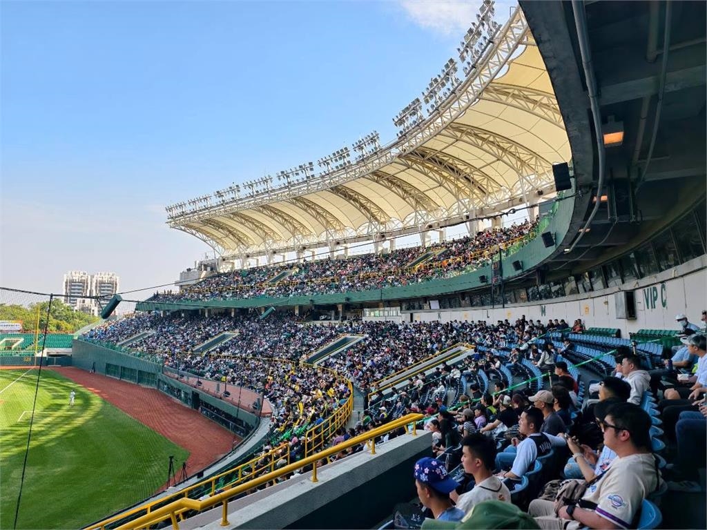 經典賽/萬人擠爆澄清湖棒球場!練習賽5局打完台灣隊暫時領先