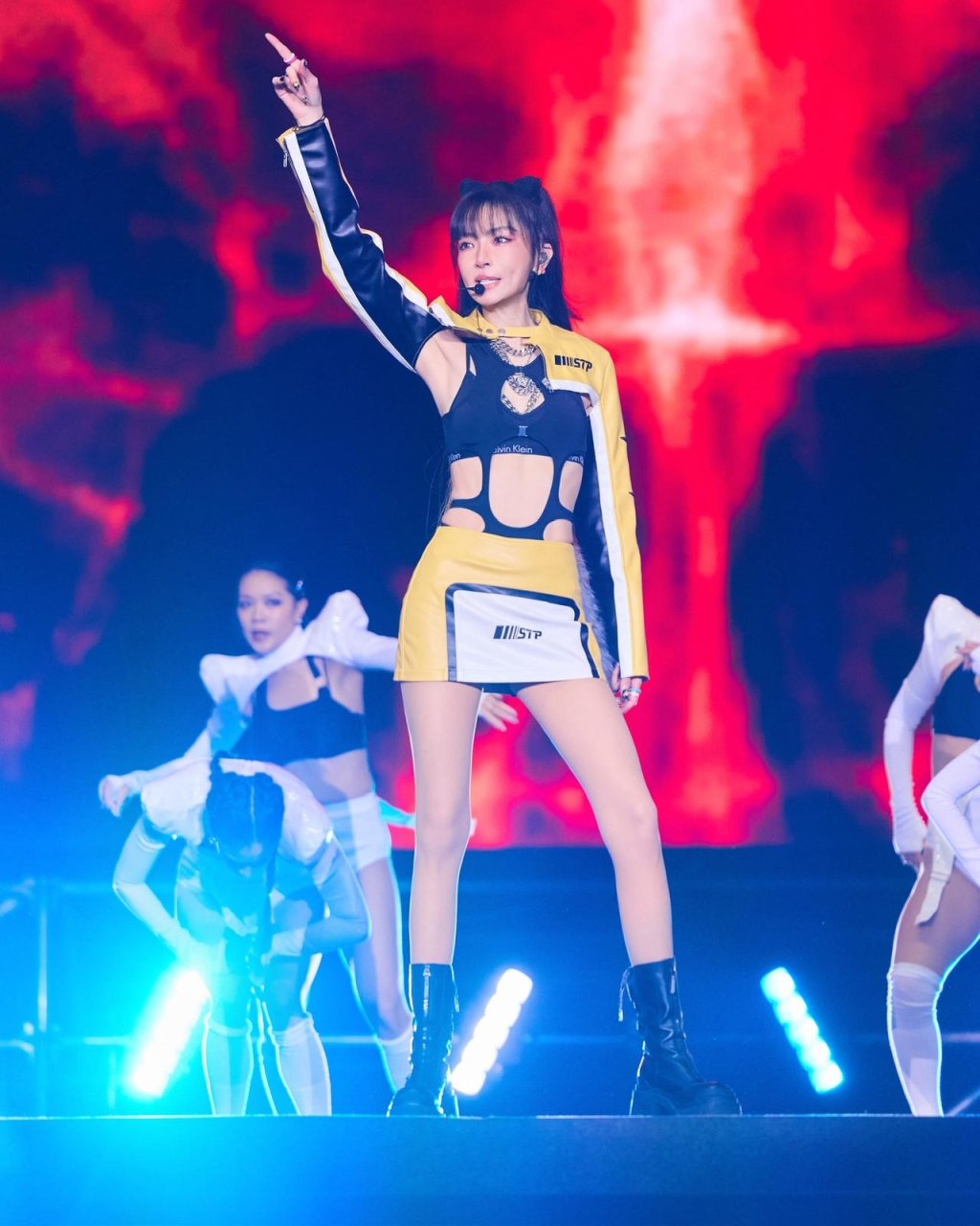 謝金燕登鴻海尾牙飆唱!修長辣腿大跳〈練舞功〉 搬「超狂演出」嗨翻大巨蛋