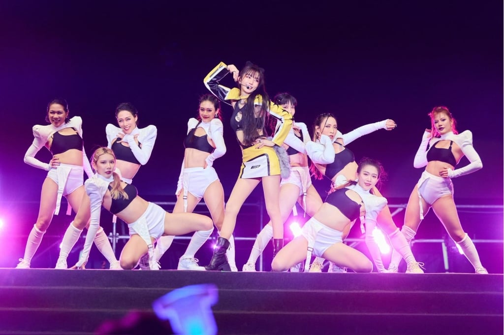 謝金燕登鴻海尾牙飆唱!修長辣腿大跳〈練舞功〉 搬「超狂演出」嗨翻大巨蛋