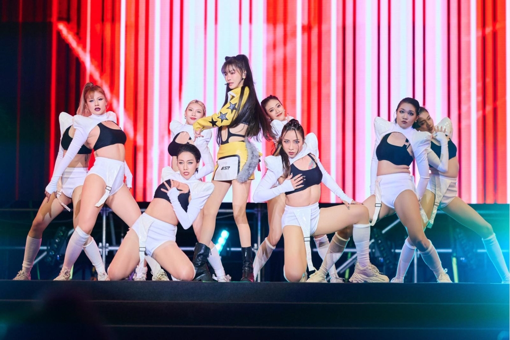 謝金燕登鴻海尾牙飆唱!修長辣腿大跳〈練舞功〉 搬「超狂演出」嗨翻大巨蛋