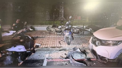 桃園自小客深夜暴衝「1撞7」掃撞整排汽機車 驚悚撞擊聲驚醒全街住戶