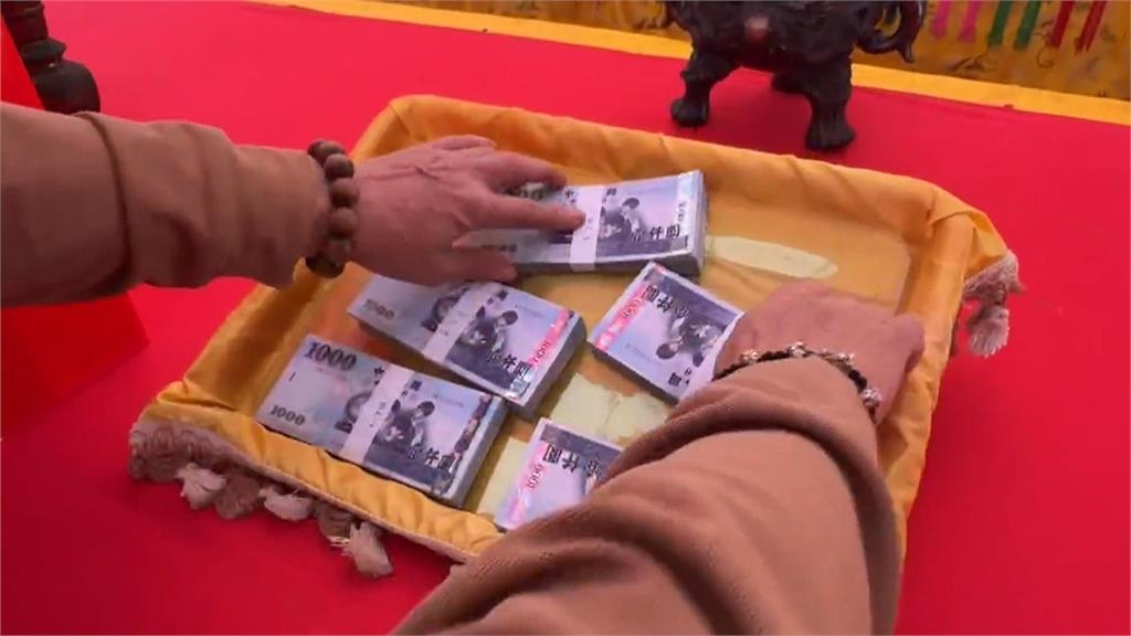 春節走廟拚好運!東石港口宮送金媽祖 朴子天公壇摸金豆