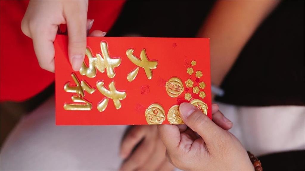 年前衝銀行搶換新鈔被轟炸5天　行員「數到手抖」崩潰：做夢都在數鈔票！