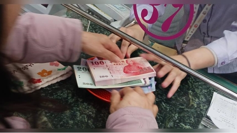 被新鈔轟炸!銀行員崩潰「做夢都在數鈔票」 免費紅包袋還被嫌醜