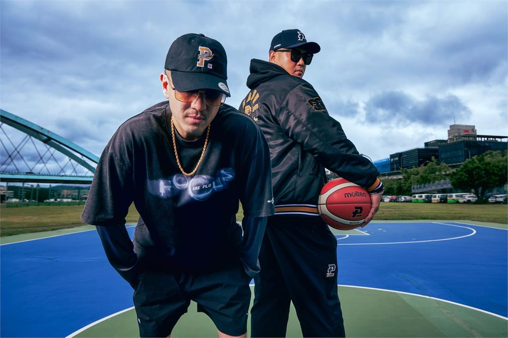 PLG(影)／KIKS攜手PLG推出聯名服飾！「運動潮流」穿梭於日常造型