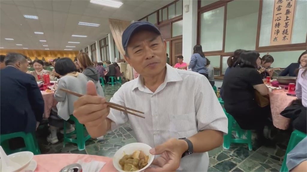 高雄元亨寺馬年平安宴信徒熱鬧同歡　十道特色素菜色香味俱全