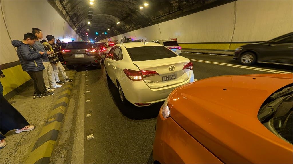 快新聞／連假第一天！國3蘭潭隧道南下「8車連環撞」　交通恐雪上加霜