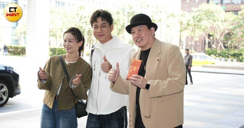 《綜藝一級棒》主持人康康（右）則包上16800元大紅包，誠意十足。（圖／蘇聖倫攝）