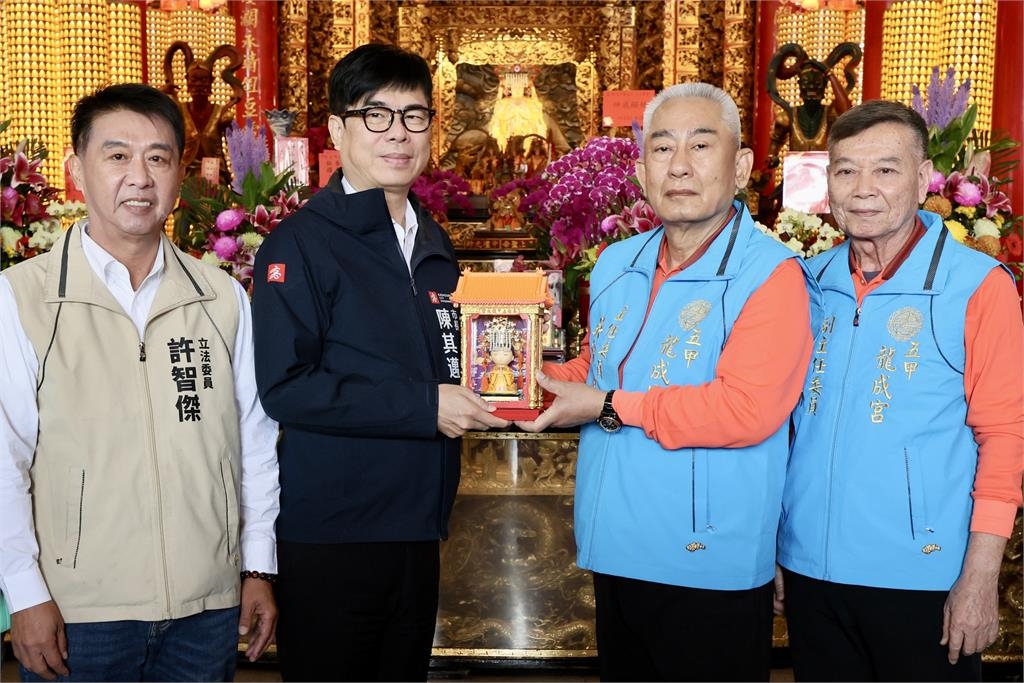 快新聞/人氣超旺!陳其邁高雄3區走春拜廟 祈願國家繁榮進步、馬上成功