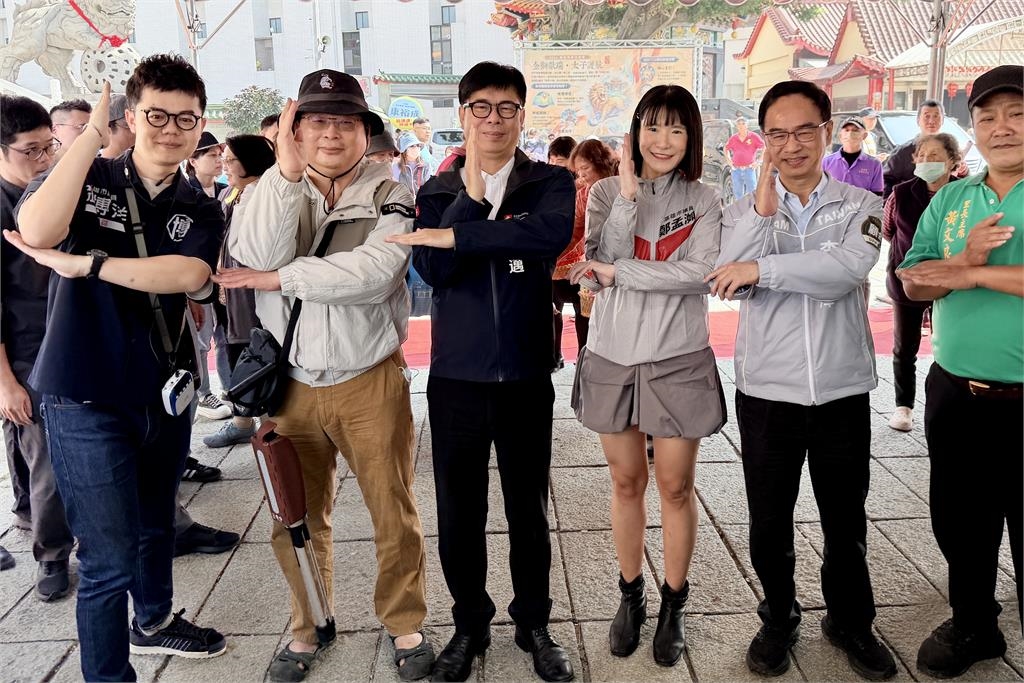 快新聞/人氣超旺!陳其邁高雄3區走春拜廟 祈願國家繁榮進步、馬上成功