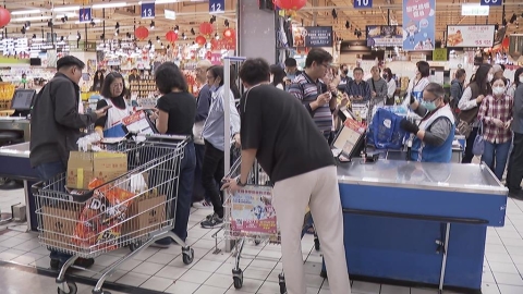 春節買氣爆棚！賣場結帳隊伍排滿滿　干貝漲幅逾5成