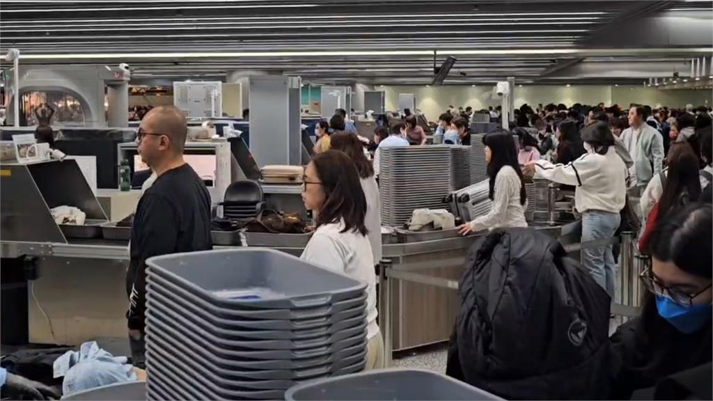 快新聞/宜出國!新春連假開始 清晨桃機湧現海量旅客人潮