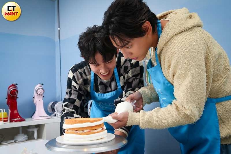 各務孝太偶爾會下廚，孝順的他還曾做蛋糕送給爸爸，對擠花、抹奶油很快就上手。（圖／侯世駿攝）