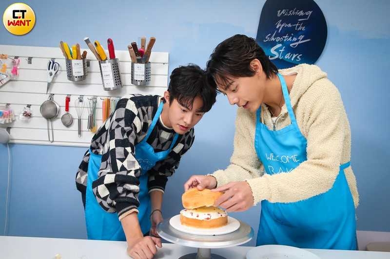 余杰恩是廚藝小白，對各務孝太的手感深感佩服。（圖／侯世駿攝）