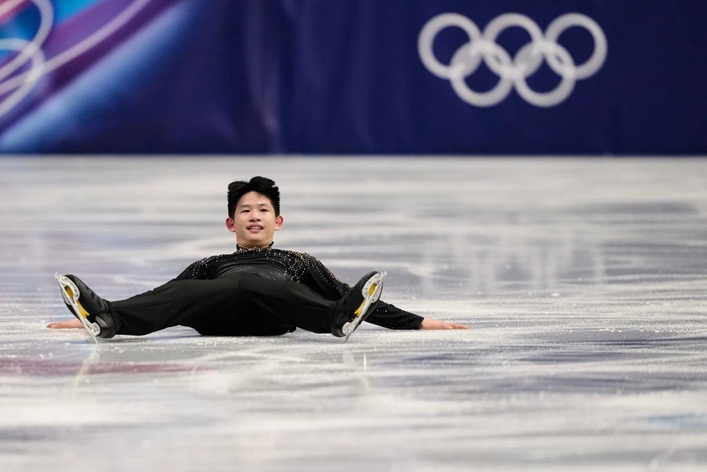 李宇翔躺在冰場上接受歡呼。（美聯社）