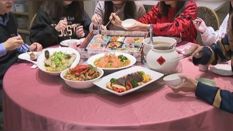 過年圍爐「鐵綠vs.深藍」晚輩們怕爆！內行拋1大絕：一個就打全部了