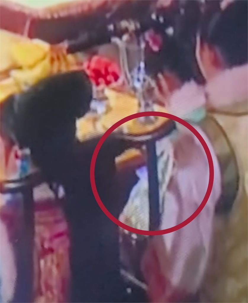 《甄嬛傳》驚見淳常在「桌底玩手機」！畫面流出…網笑翻：該當何罪