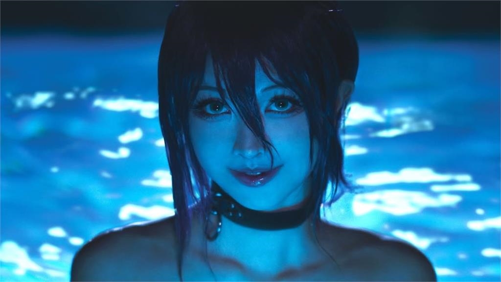 百變女神挑戰「最色氣名場面」！「裸泳」擺經典手勢網跪喊：蕾潔本人