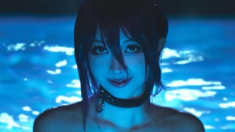 百變女神挑戰「最色氣名場面」!「裸泳」擺經典手勢網跪喊:蕾潔本人
