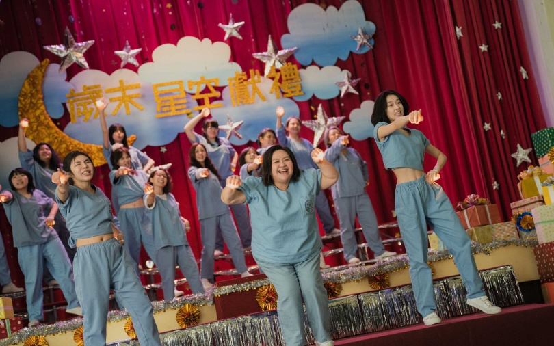 鍾欣凌（前排中）聽到電影賣座好消息，開心高唱〈表白〉。（圖／壹壹喜喜提供）