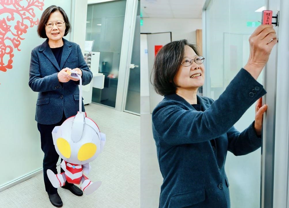 快新聞／蔡英文與愛犬「樂樂」歡度小年夜　嗨掛蜜柑萌虎、超人力霸王提燈