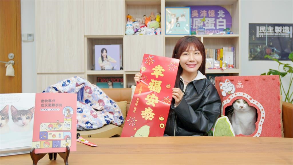 快新聞／鏟屎官快看！開箱動物避難包 　吳沛憶「撸肥貓」超萌畫面曝光