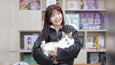 鏟屎官快看!開箱動物避難包 吳沛憶「撸肥貓」超萌畫面曝光