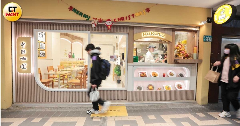 曾中田一路從大新街做路邊攤開始，後續憑著毅力與好手藝成功在樂華夜市開業闖出名堂，如今已經是2家店的老闆。（圖／黃耀徵攝）