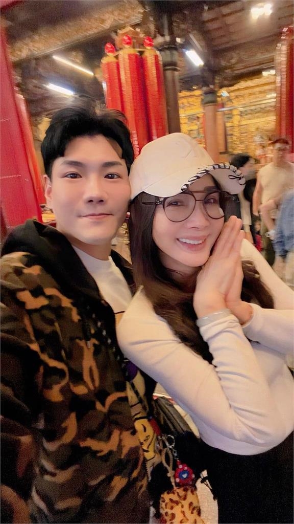 69歲陳美鳳遭睹「甜貼小帥弟」超閃畫面！本人認了「幸福」2千網狂看：很速配