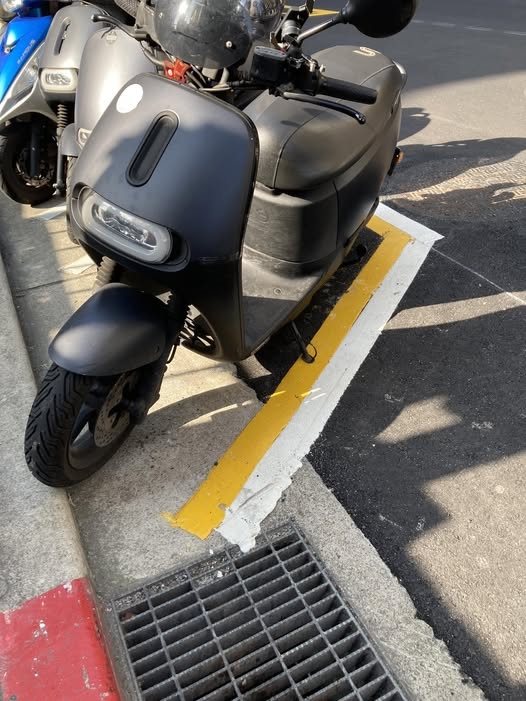 路邊機車格「白線內再畫黃線」掀討論!內行人揭真相:是金錢的顏色