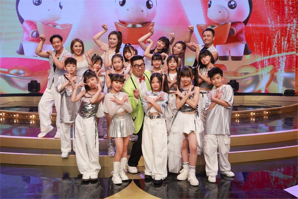 馬力歐跳開場C位主秀!50人齊跳讓他直呼「你們知道這壓力多大嗎?」